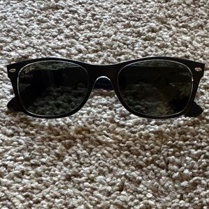 Ray-Ban Black Frame  Sunglasses Ray-Ban RB2132 New Wayfarer 6052/32